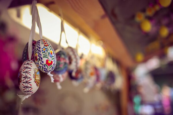 Uova di Pasqua decorate appese alle corde