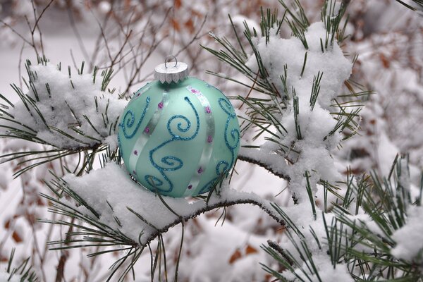 Bola de Navidad en la nieve en el árbol de Navidad