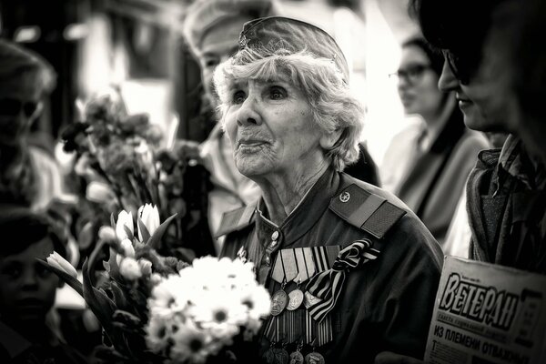 Schwarz-Weiß-Foto einer Frau eines Kriegsveteranen