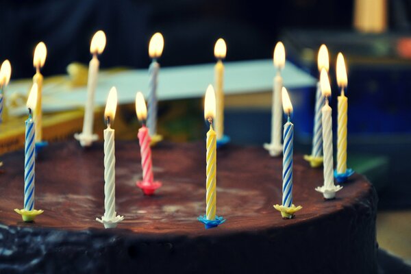 Velas insertadas en pastel de chocolate