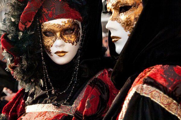 Due uomini in maschere e costumi