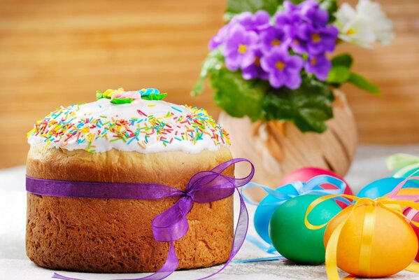 Premonizione della vacanza: torta di compleanno per la Pasqua luminosa