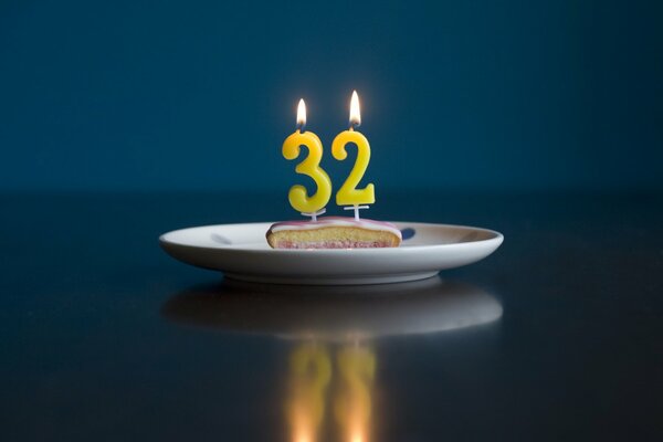 Kawałek tortu urodzinowego ze świecami 32. W
