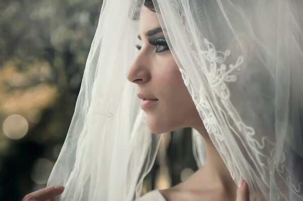 Mariée closeup avec voile blanc