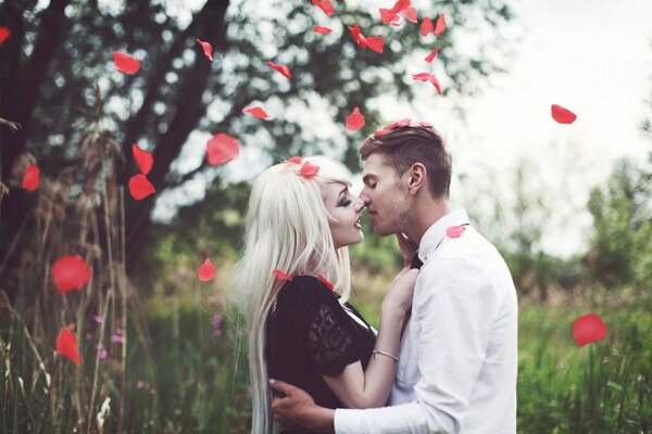 Beso romántico de la novia y el novio