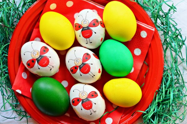 Manualidades para vacaciones, huevos de Pascua en un plato