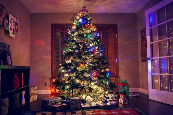 Albero di Natale con luci di Natale nella stanza