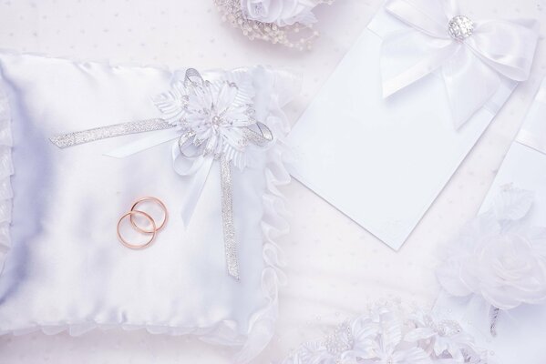 Almohada delicada para anillos de boda