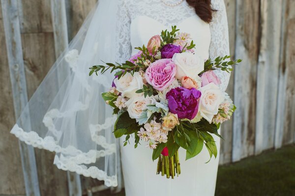 Mariée avec un bouquet de pivoines