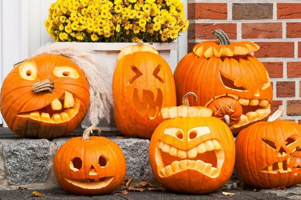 Lustige Kürbisse für Halloween vor der Haustür