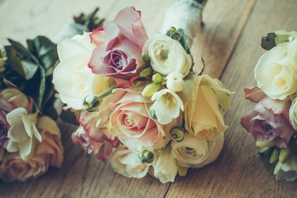 Beau bouquet de mariée sur l arbre