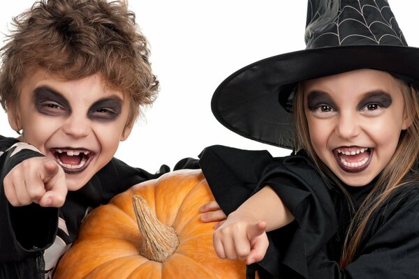Niños con trajes negrospor Halloween
