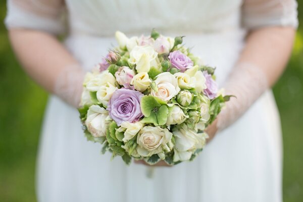 Bouquet da sposa nelle mani della sposa