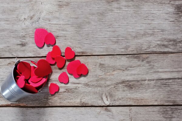 Coeurs rouges mignons dans un petit seau