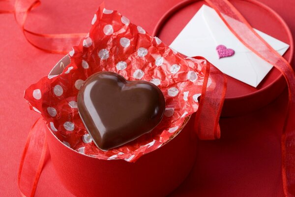 Caramelle al cioccolato a forma di cuore e lettera accanto