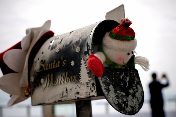 Jouets de Noël dans la boîte aux lettres