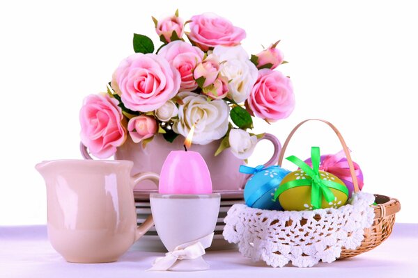 Nature morte de Pâques rose avec des fleurs et une bougie