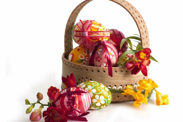 Cesta decorada con huevos de Pascua pintados