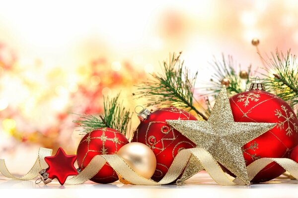 Boules rouges de Noël et étoiles