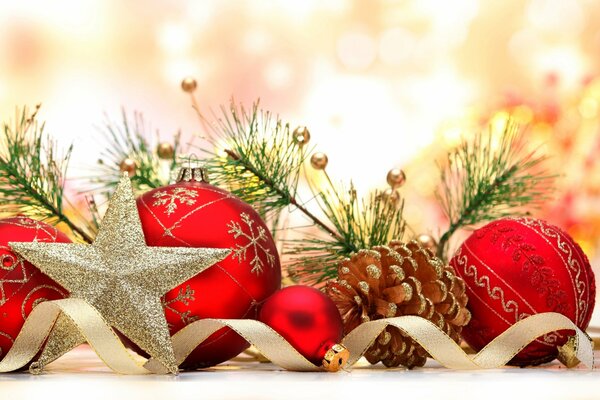 Bolas de Navidad, estrella, cono y ramas de pino