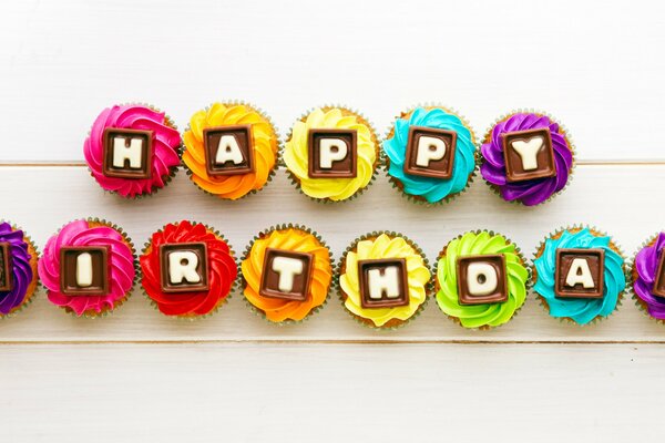 Cupcakes colorati di buon compleanno