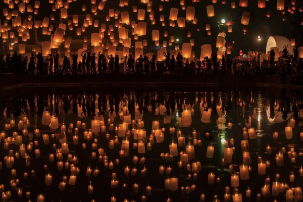 Las linternas de papel se reflejan en el agua