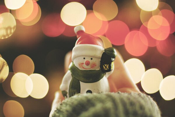 Netter Schneemann. Spielzeug am Weihnachtsbaum