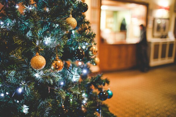 Arbre de Noël décoré de boules d or