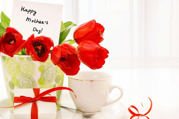 Tulipani molto belli con cartolina sul tavolo e regalo