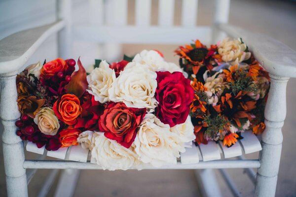 Beaux bouquets élégants sur une chaise