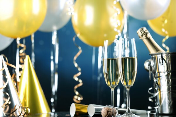Champagne de Noël avec des boules d or