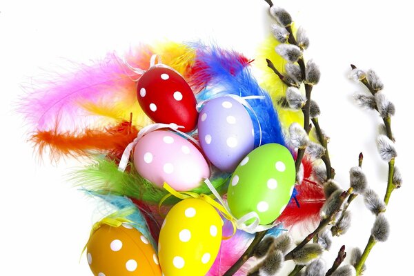 Ramoscelli di salice e uova di Pasqua dipinte
