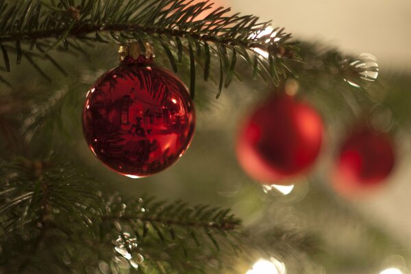 Juguetes de Navidad en el árbol de Navidad