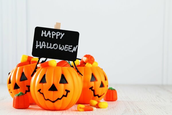 Süßigkeiten im Kürbis für Halloween