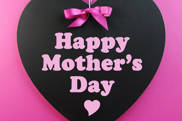 Bellissimo cuore nero su sfondo rosa