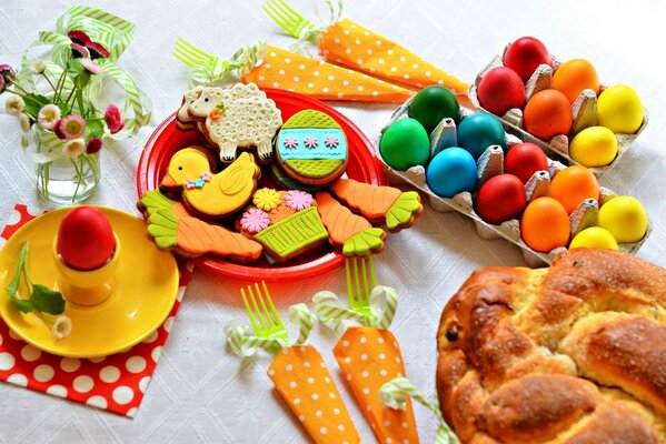 Bunte Eier, Watvögel und Kekse werden zu Ostern auf dem Tisch gegessen