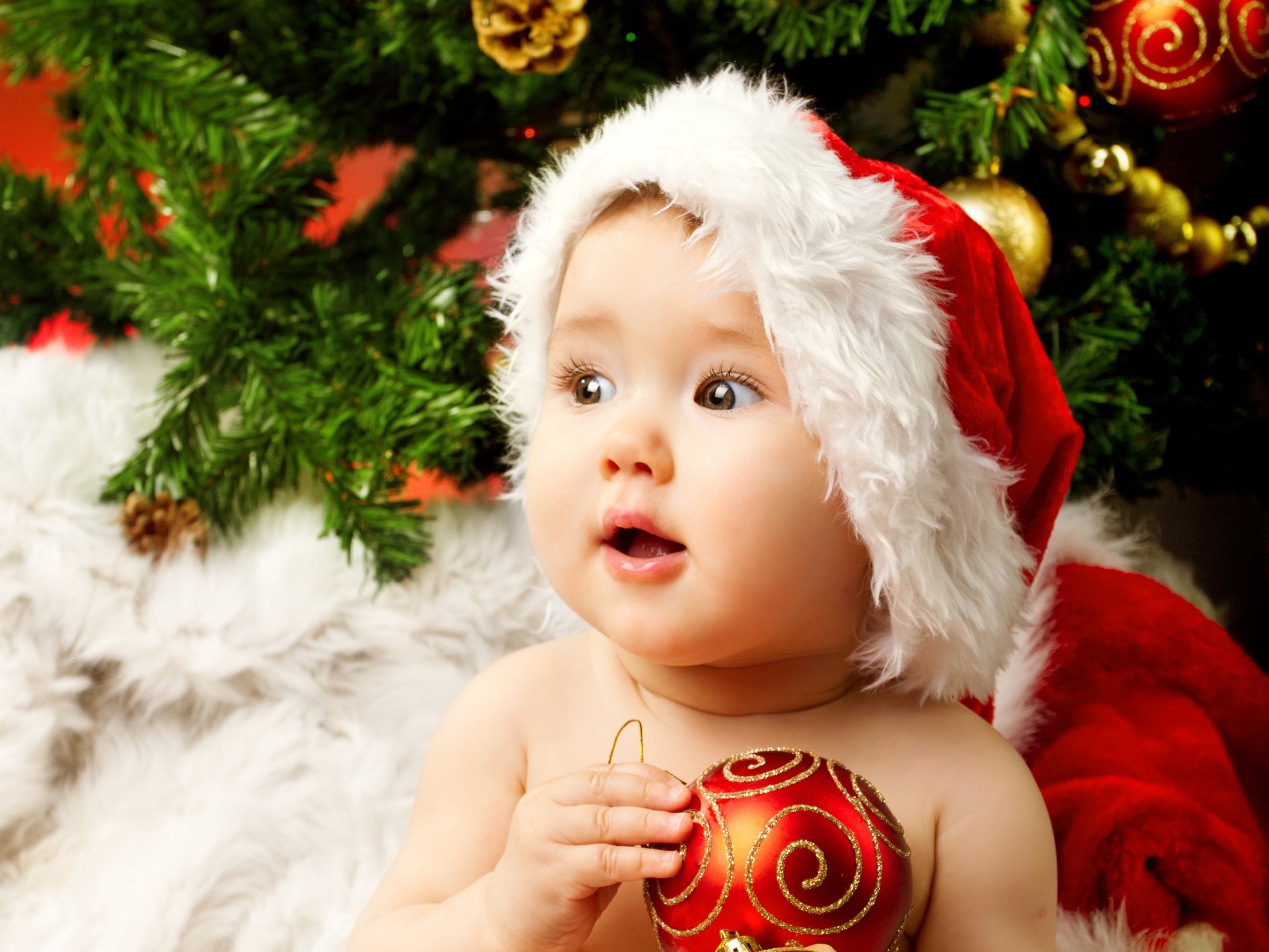 nouvel an joyeux noël incroyable petite fille enfant bébé petit costume de père noël profiter heureux arbre de noël joyeux noël belle incroyable petite fille enfants malé