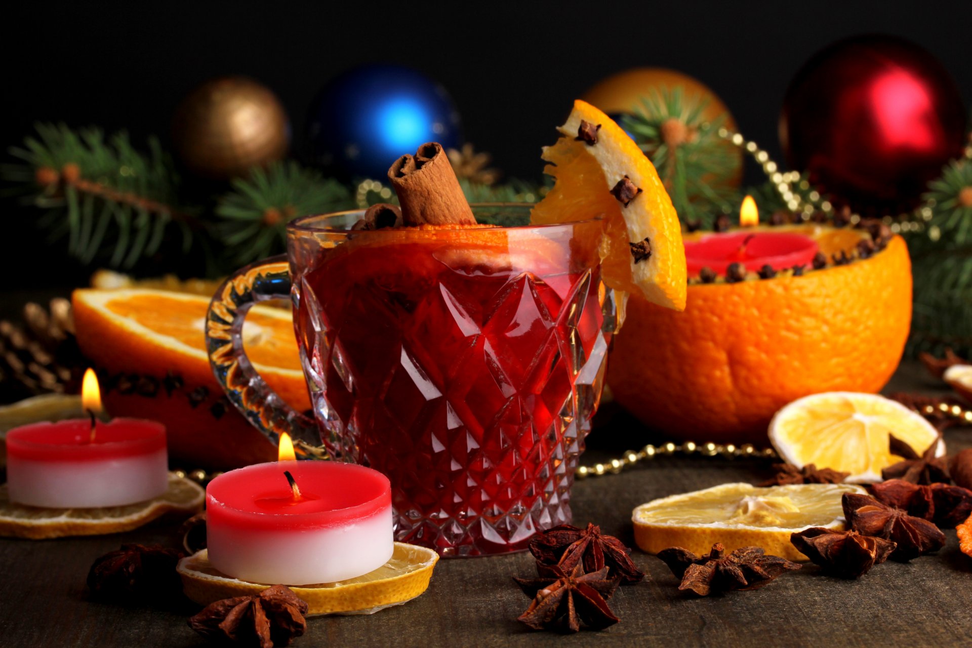 vin brulè tazza anice anice stellato arancia limone cannella bevanda inverno candele giocattoli albero di natale rami vacanze capodanno natale