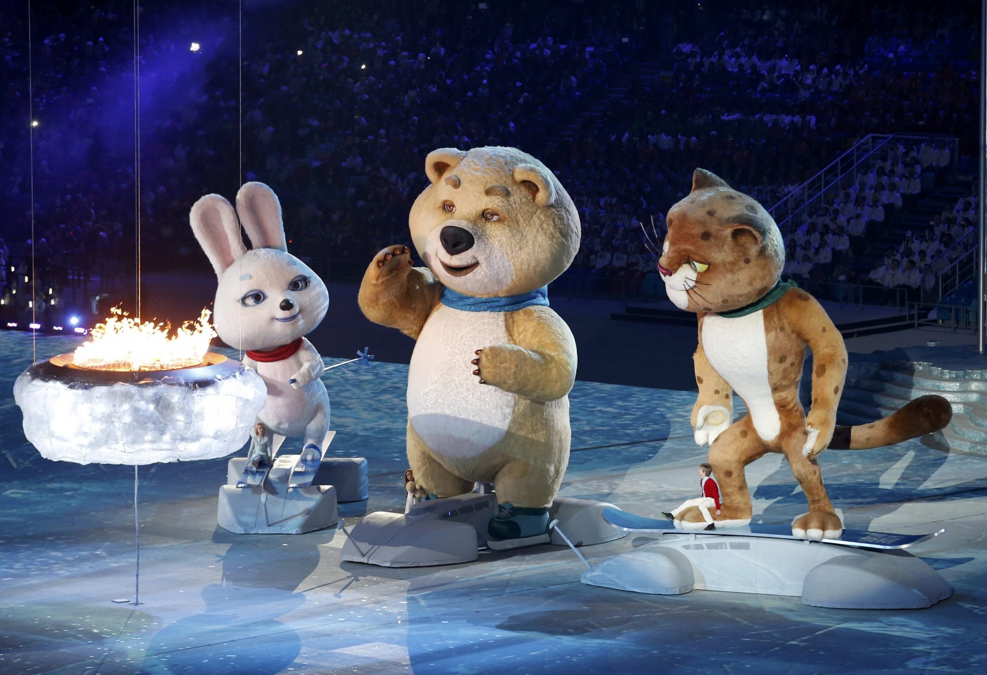 abschlussfeier der xxll olympischen winterspiele sotschi 2014 hase hase bär bär leopard leopard olympische maskottchen feuer zuschauer fischt traurigkeit traurigkeit sotschi 2014 olympische winterspiele xxii olympische winterspiele sotschi 2014 show vorstellung