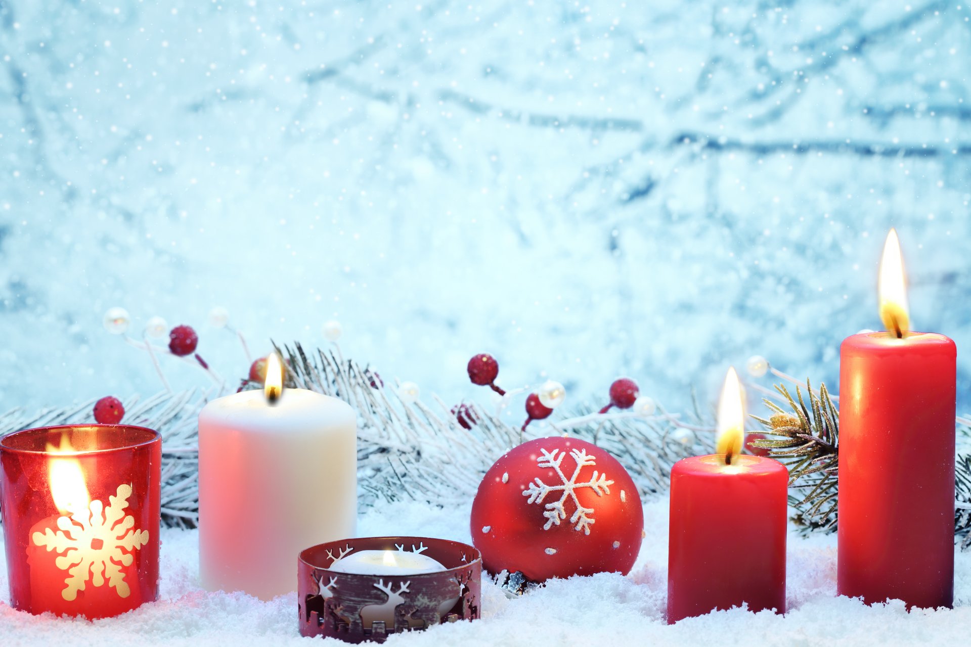 frohe weihnachten neues jahr kerzen kirsche kugeln dekorationen bokeh laternen schnee rot luftballons lichter