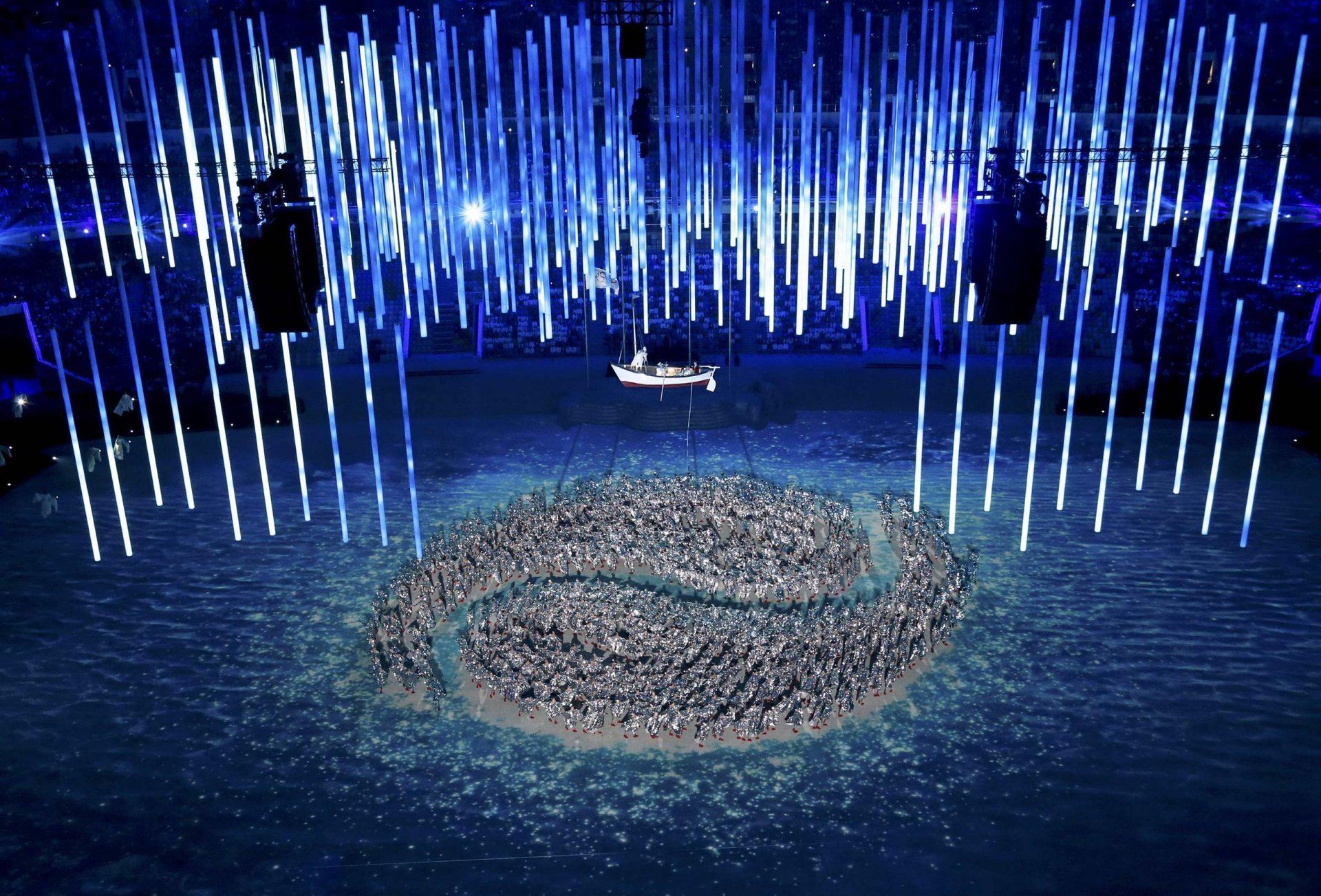 cerimonia di chiusura xxll delle olimpiadi invernali sochi 2014 sochi 2014 yin yang performance spettacolo acqua luce barca fisht russia