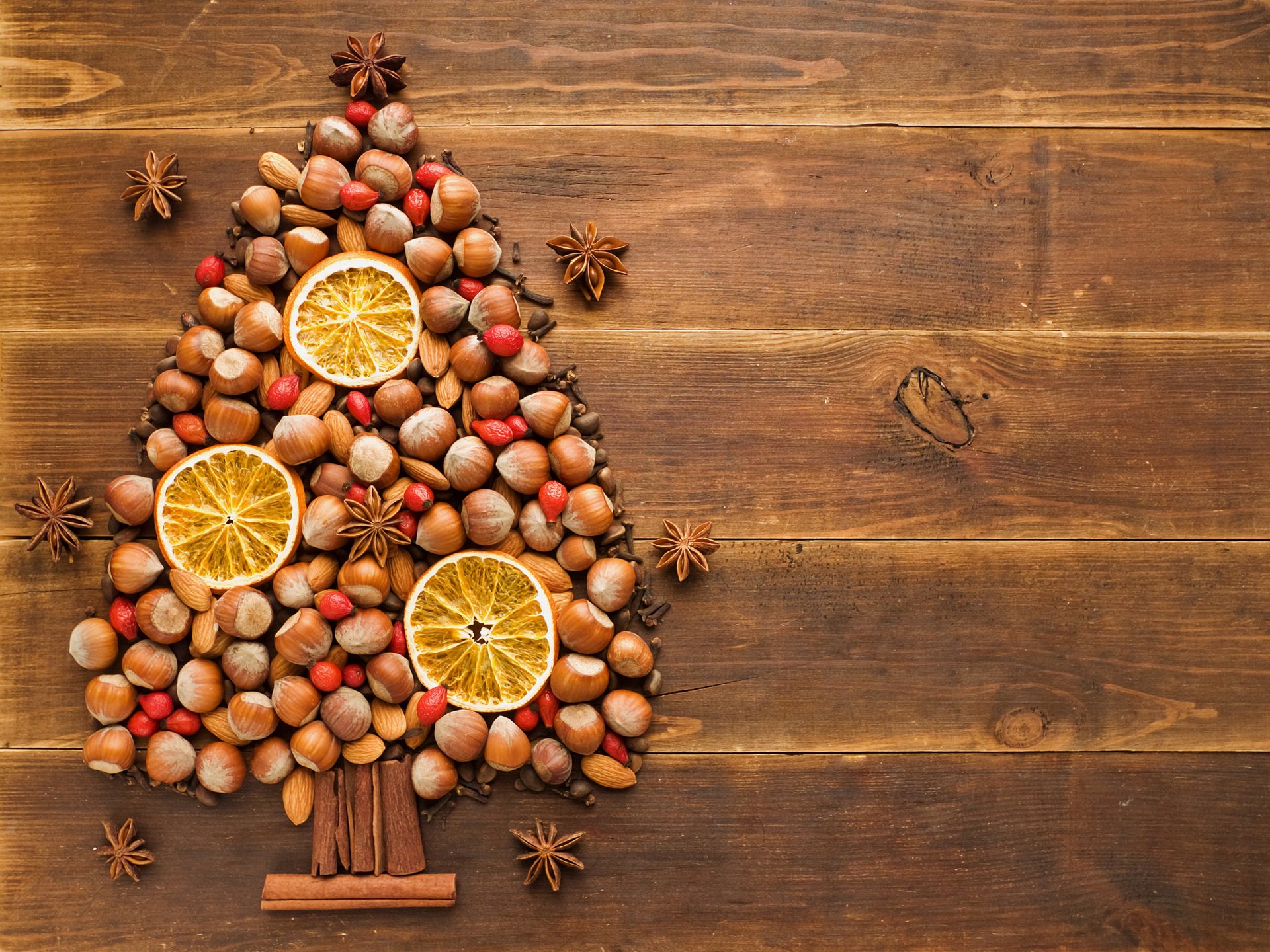 árbol de navidad almendra nueces bosque canela anís clavo rosa mosqueta naranja mesa árbol vacaciones invierno año nuevo navidad