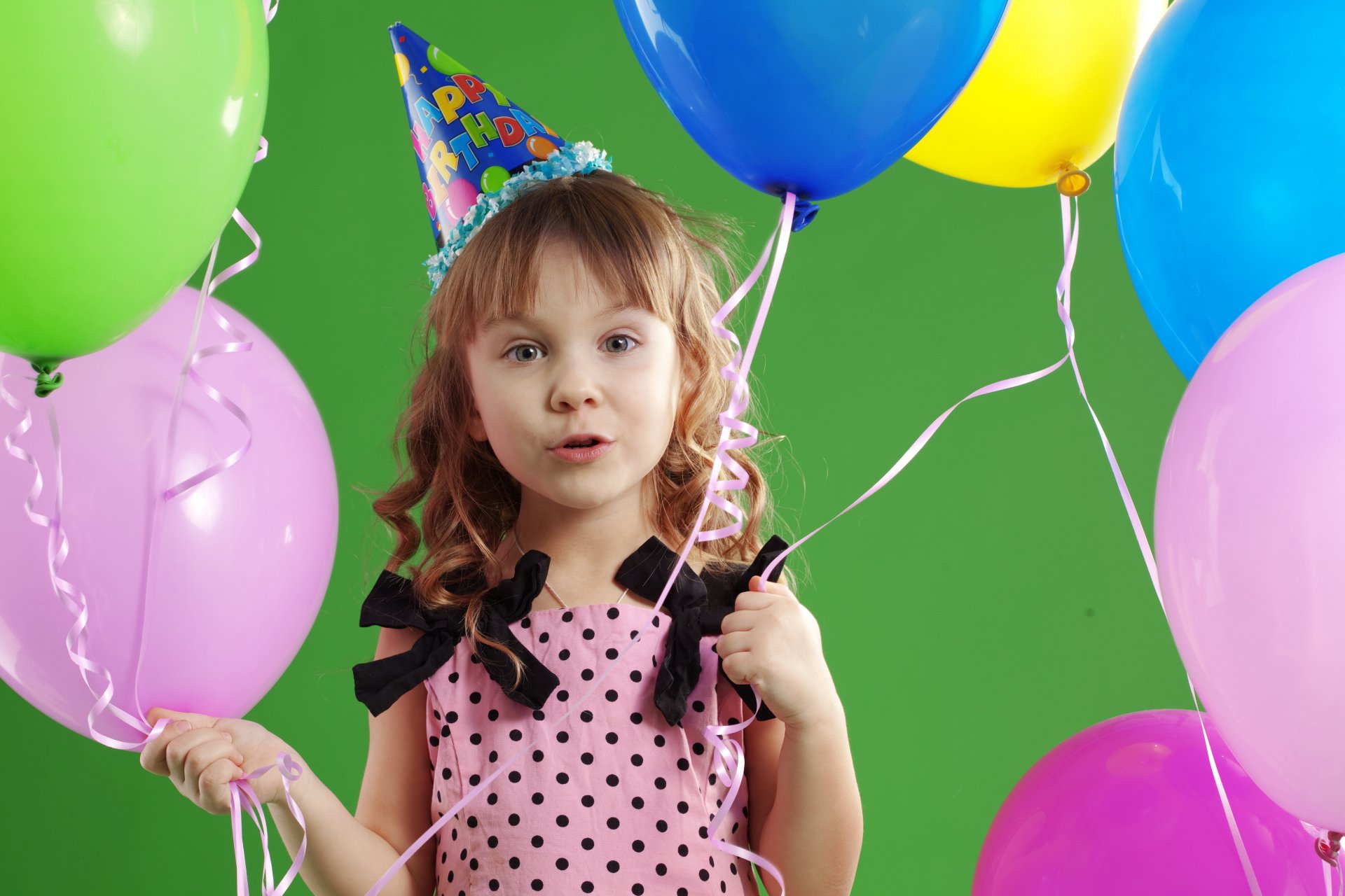 alles gute zum geburtstag schönes kleines mädchen freude luftballons schönes glückliches kleines mädchen luftballons kinder