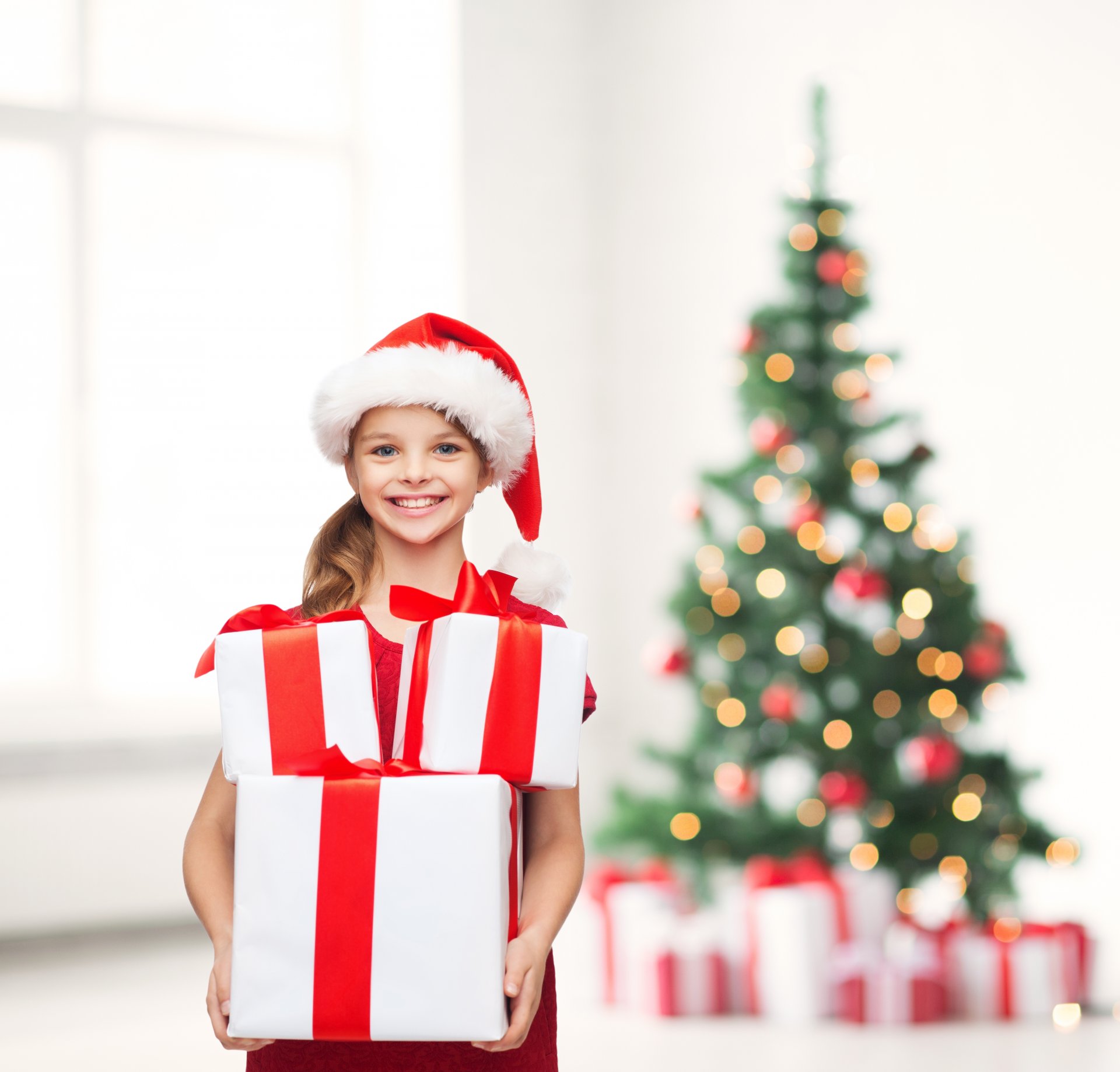 frohe weihnachten neues jahr weihnachtsbaum mädchen glücklich kind lächeln geschenke weihnachtsbaum glücklich kinder lächeln