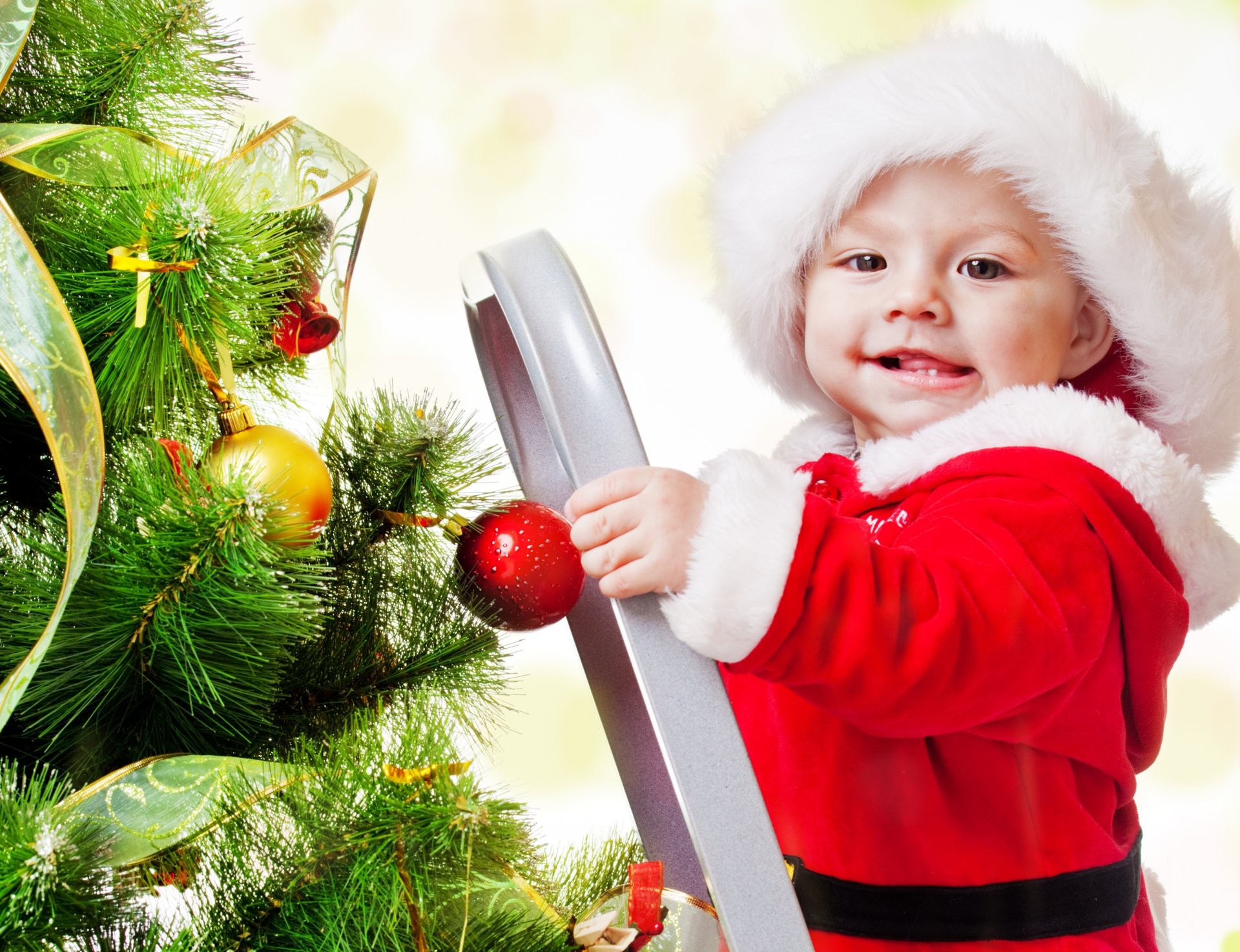 nuovo anno buon natale adorabile divertente bel bambino albero di natale buon natale adorabile divertente bello ragazzo bambini albero di natale scala