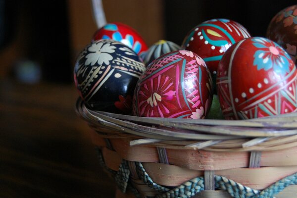 Huevos de Pascua en una cesta de mimbre