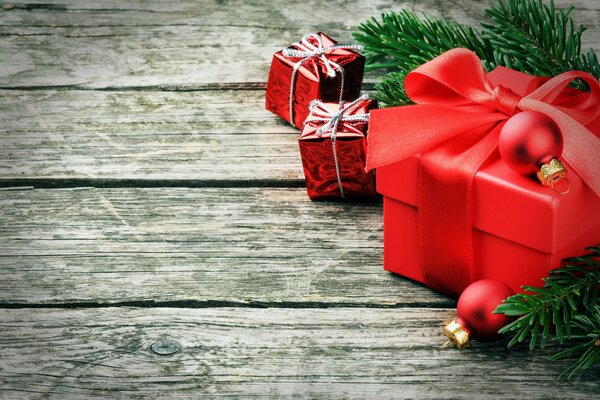 Neues Jahr und Weihnachten, Geschenk auf Holzboden