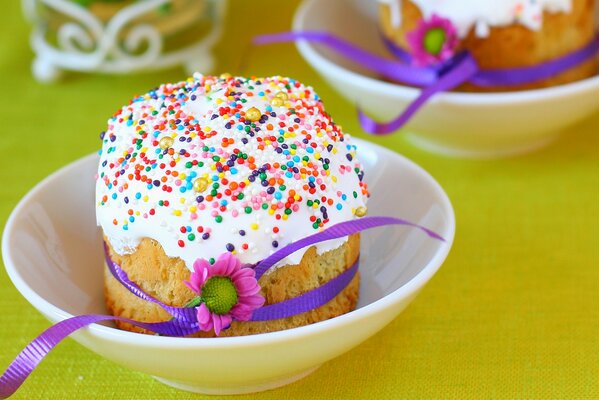 Gâteau de Pâques avec ruban lilas