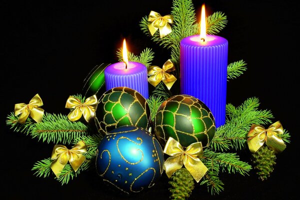 Natura morta di Capodanno-albero di Natale, candele, palle