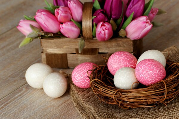 Cesta de huevos de Pascua y cesta de tulipán